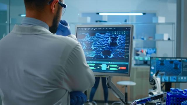 Un científico en un laboratorio analiza una prueba.