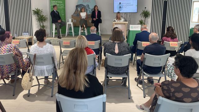 Momento de la inauguración de la  exposición ‘La  investigacióndel cáncer. Un desafío milenario’