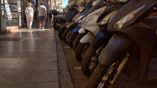 Imagen de archivo de un grupo de motos en el Centro de Málaga.