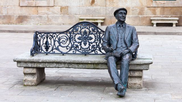 Estatua de Ramón Cabanillas en Cambados.
