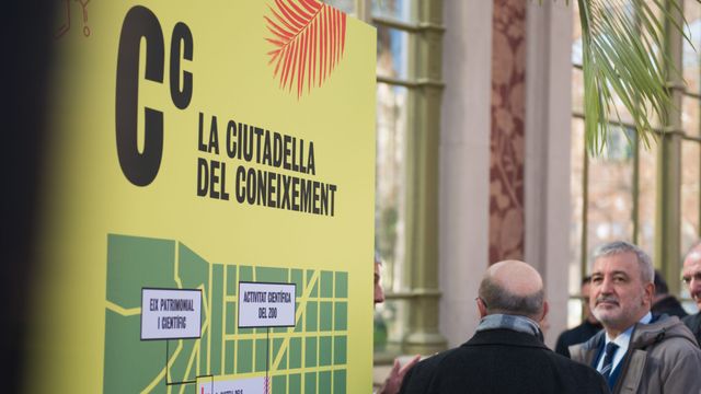 El alcalde, Jaume Collboni, junto con un panel explicativo del proyecto.