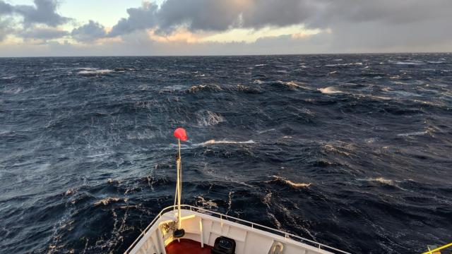 La AMOC es un sistema de corrientes del Atlántico que lleva agua cálida hacia el norte en superficie y devuelve agua fría hacia el sur.