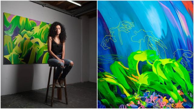 Elena Alonso en su estudio y la obra Kelp forest II.