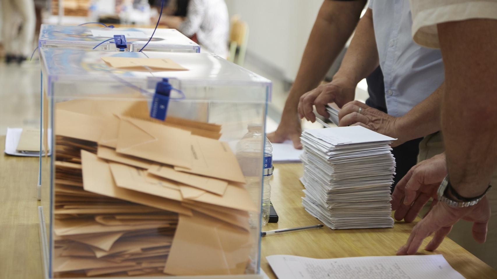 Imagen de archivo de una mesa electoral.