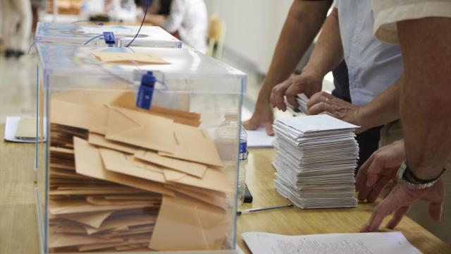 Imagen de archivo de una mesa electoral.