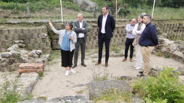 Los conselleiros de Cultura, Lingua y Educación visitan el yacimiento de Adro Vello junto al delegado de Pontevedra