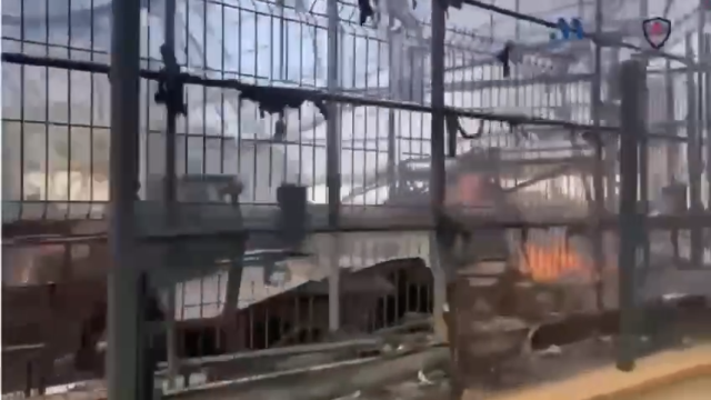 Vídeo de la intervención del Consorcio de Bomberos para apagar el fuego en una nave de Vélez-Málaga.