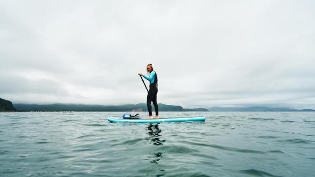 Una mujer practica paddlesurf