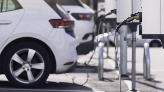 Coches eléctricos en puntos de recarga.