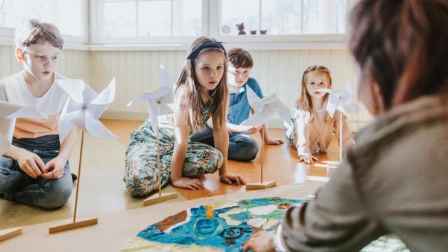 Imagen de archivo de un grupo de escolares en clase de educación ambiental. iStock