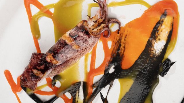Calamar a la brasa, emulsión de tinta y jugo de pimientos.