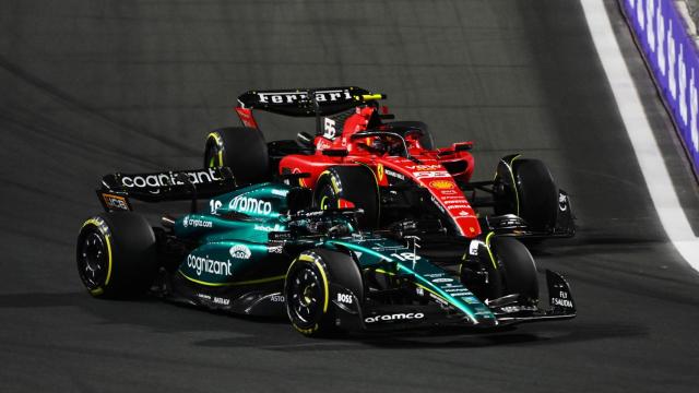 El Aston Martin de Fernando Alonso y el Ferrari de Carlos Sainz, en el GP de Arabia Saudí 2023