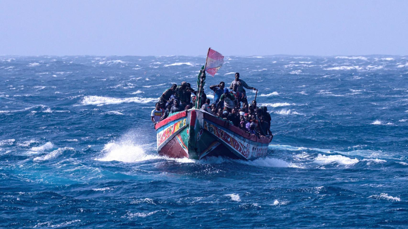 Un cayuco procedente de Senegal luce una bandera española al acercare a la isla canaria de El Hierro.