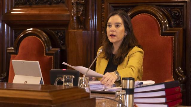La alcaldesa, Inés Rey, durante un Pleno