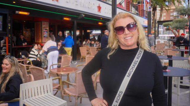 La creadora de contenido británica Michelle Baker en un local de Benidorm.