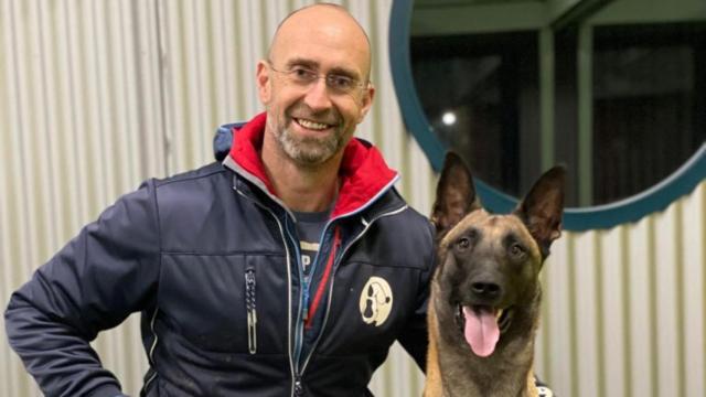 Carlos Alfonso, educador canino y fundador de EDUCAN, con su perra Bicho
