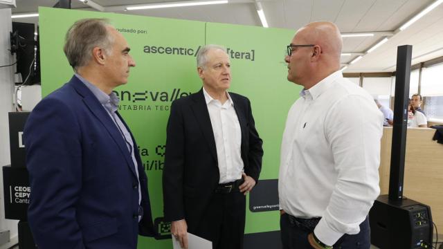 Eduardo Arasti, en el centro, en la presentación de Cantabria Green Valley Tech.