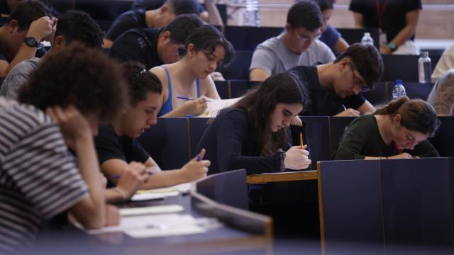 Imagen de archivo de alumnos realizando la Selectividad.