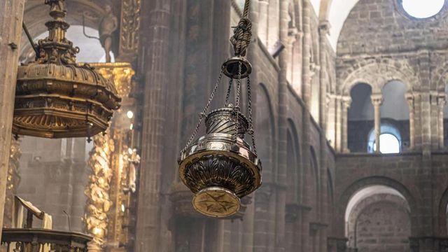 El Botafumeiro de la Catedral de Santiago en pleno funcionamiento.