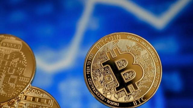 Representación física de varios bitcoin.