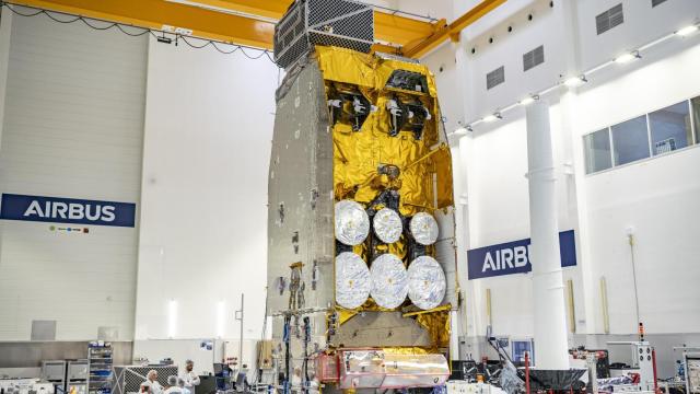 Satélite SpainSat NG 2 en vertical dentro de la sala blanca