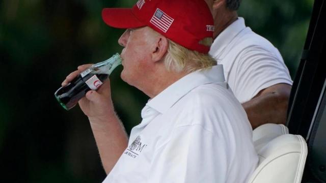 Imagen de archivo del presidente de los Estados Unidos, Donald Trump, bebiendo un refresco bajo en calorías.