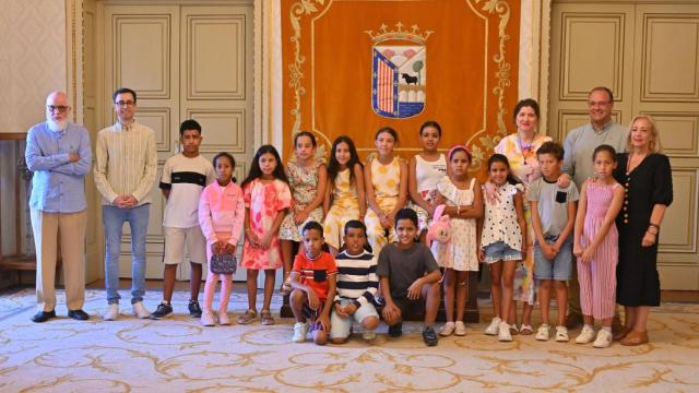 La concejala de Familia e Igualdad de Oportunidades, Miryam Rodríguez, da la bienvenida a 15 menores saharauis el verano pasado