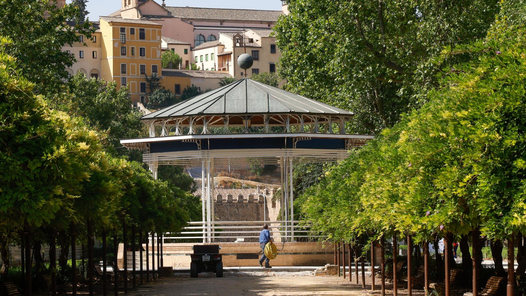 Así avanza la remodelación del parque de la Vega en Toledo: el paseo central ya luce nuevo pavimento