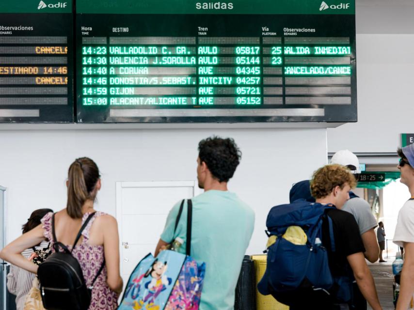 Decenas de personas esperan a que se reestablezca la linea de AVE Madrid-Galicia.