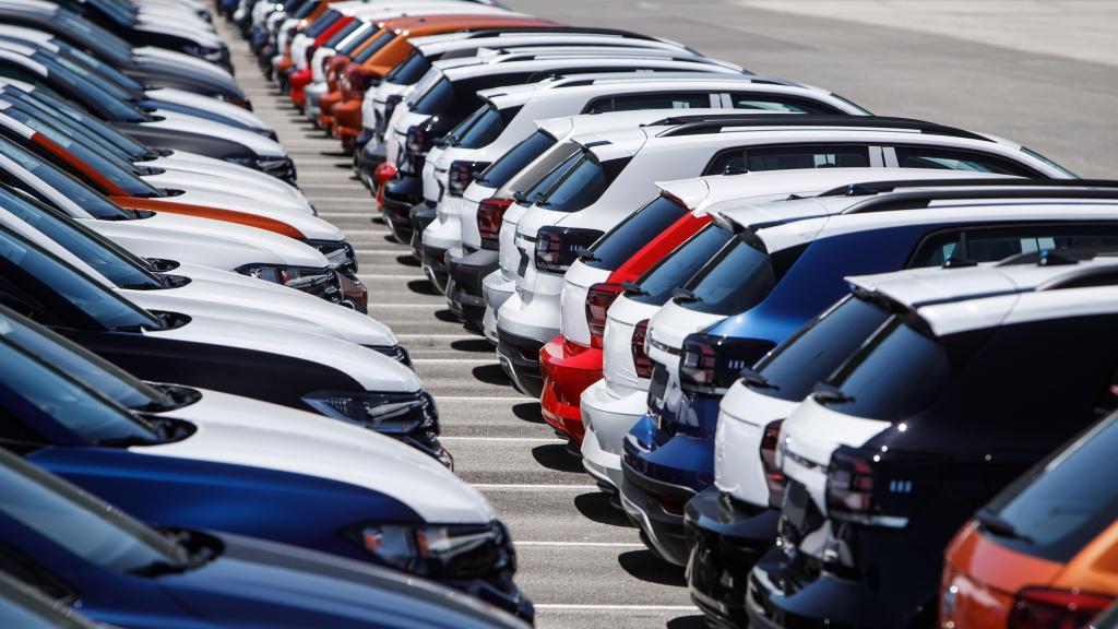 Campa de vehículos nuevos en la factoría de Volkswagen en Navarra