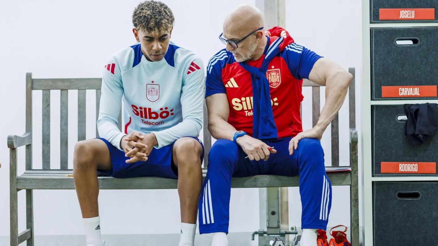 Luis de la Fuente habla con Lamine Yamal en un entrenamiento de la Selección.