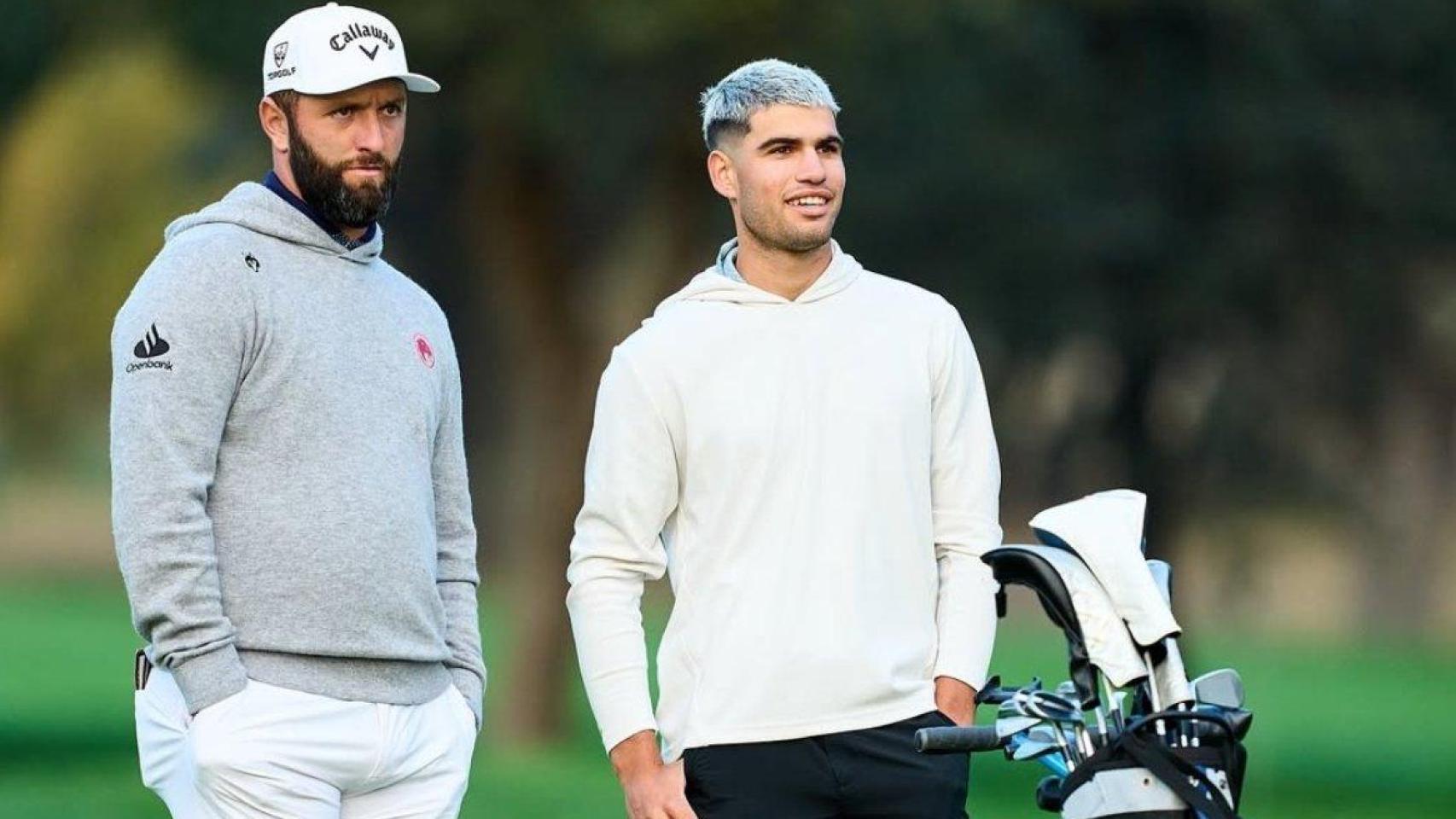 Carlos Alcaraz, junto a Jon Rahm en la previa del Open de España de golf.