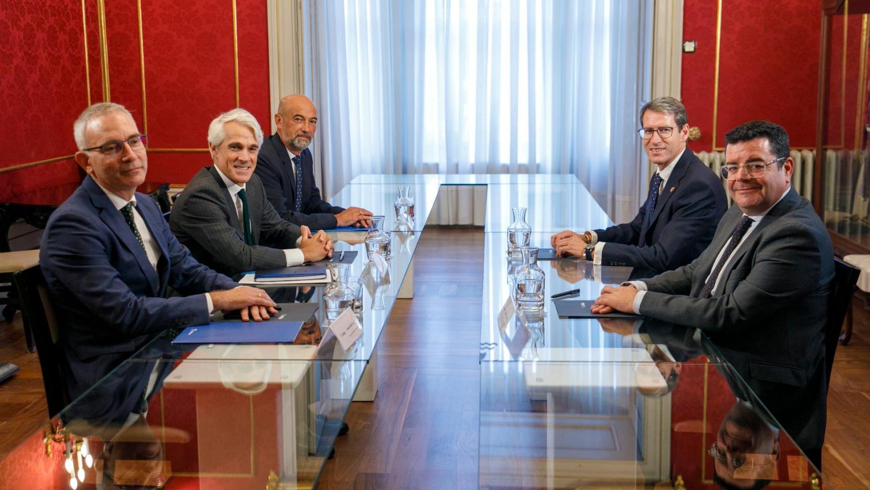 A la derecha, en primer plano el alcalde de Logroño, Conrado Escobar, y a su lado, el presidente del Gobierno de La Rioja, Gonzalo Capellán. A la izquierda, en el centro, el presidente de Telefónica España, Borja Ochoa.