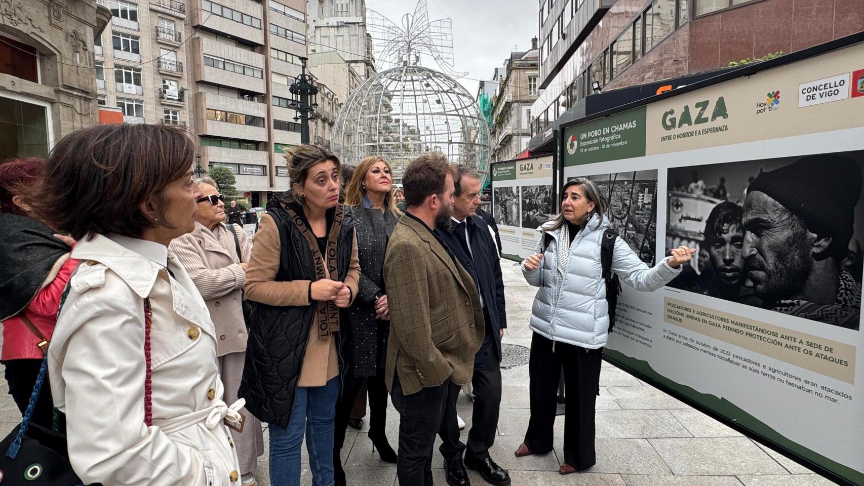 Inauguración de la exposición Un pueblo en llamas, con la presencia del alcalde Abel Caballero