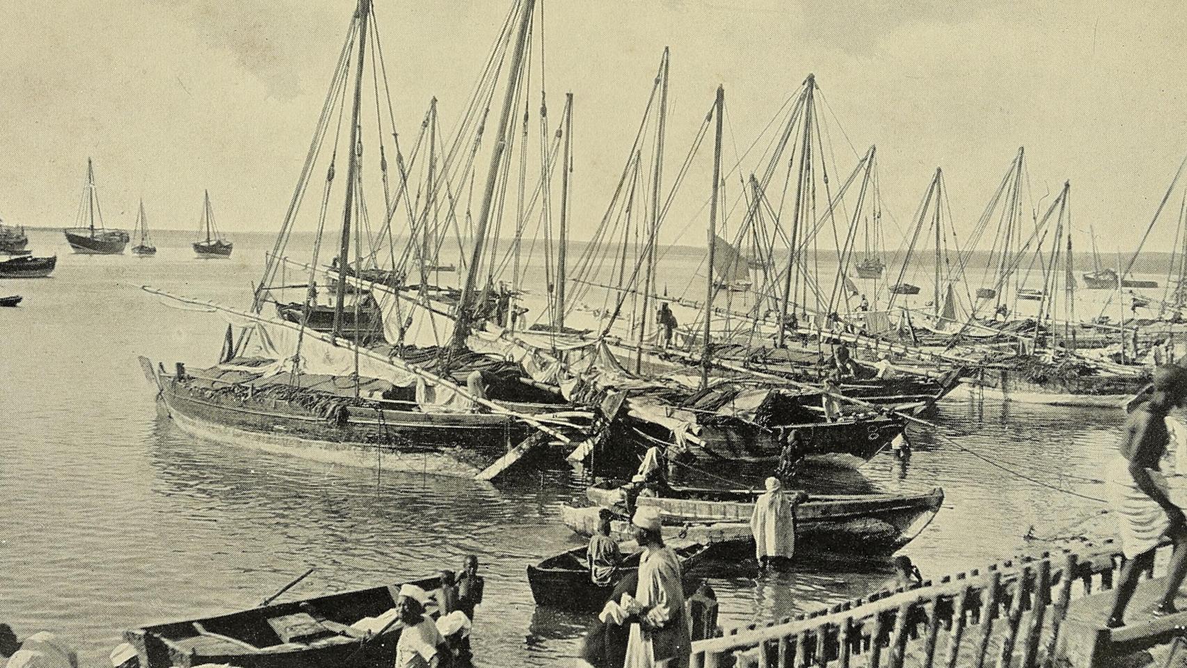 'Dhows' árabes atracados en el puerto de Zanzíbar. Foto: Anderson-Morshead, A. E. M