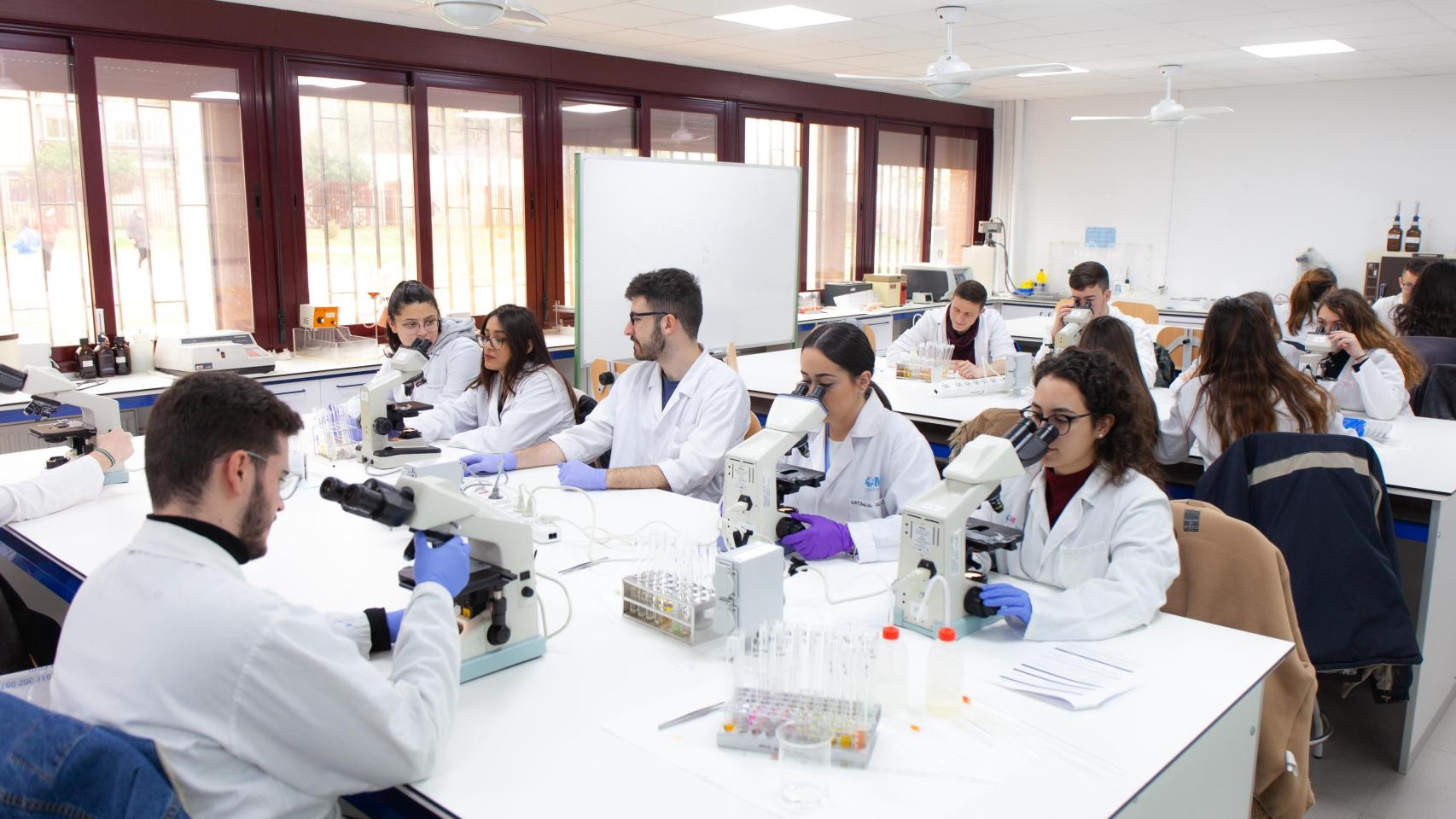 Alumnos del IES Las Musas en uno de los laboratorios del centro. Foto cedida por el autor