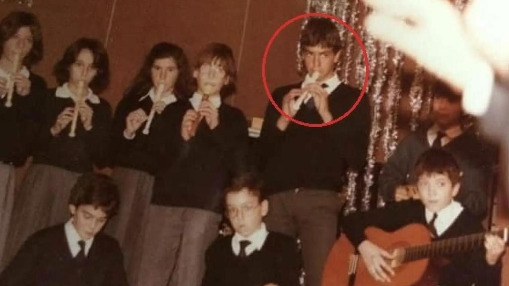 Pedro Sánchez (rodeado por un círculo rojo) tocando la flauta durante su etapa como alumno del colegio privado Santa Cristina de Chamartín.