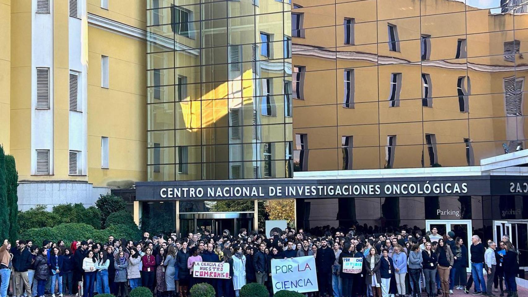 Científicos se manifiestan en la puerta del CNIO este miércoles.