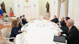 Putin recibe en el Kremlin al enviado especial de Trump, Steve Witkoff, y a su yerno, Jared Kushner.