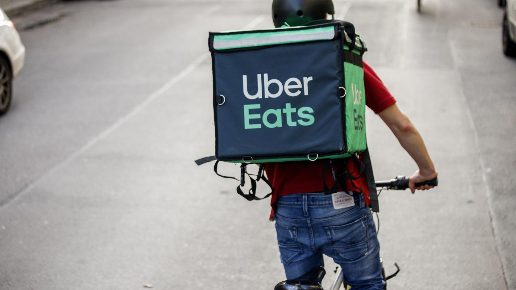 Un 'rider'con la mochila de Uber Eats. 