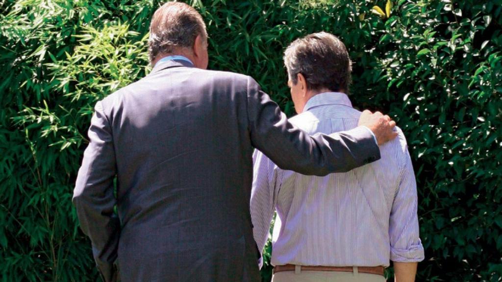 El rey Juan Carlos I abraza a Adolfo Suárez.