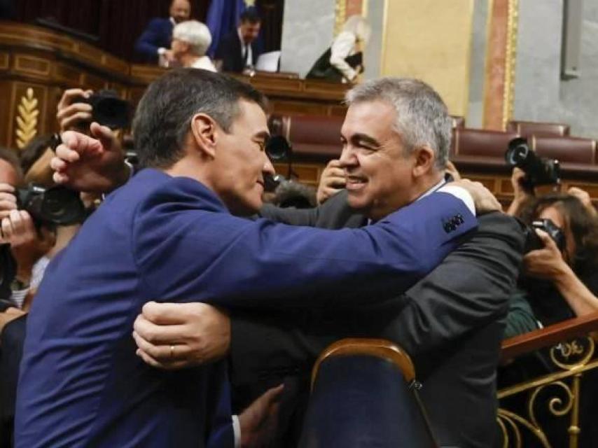 Pedro Sánchez y Santos Cerdán se abrazan en el Congreso de los Diputados.