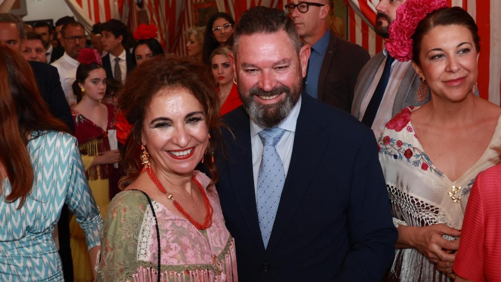La vicepresidenta del Gobierno, María Jesús Montero, junto a Demetrio Pérez, miembro de su Ejecutiva y denunciado por acoso laboral, en una imagen en la feria de Sevilla.
