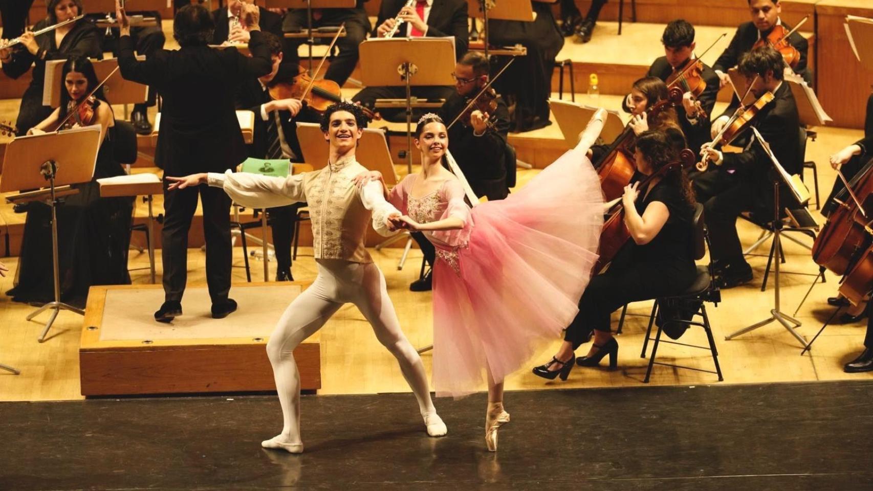Dos de los bailarines del JAC Ballet durante la representación de 'Viena en Madrid'. Foto: Mario Poyato