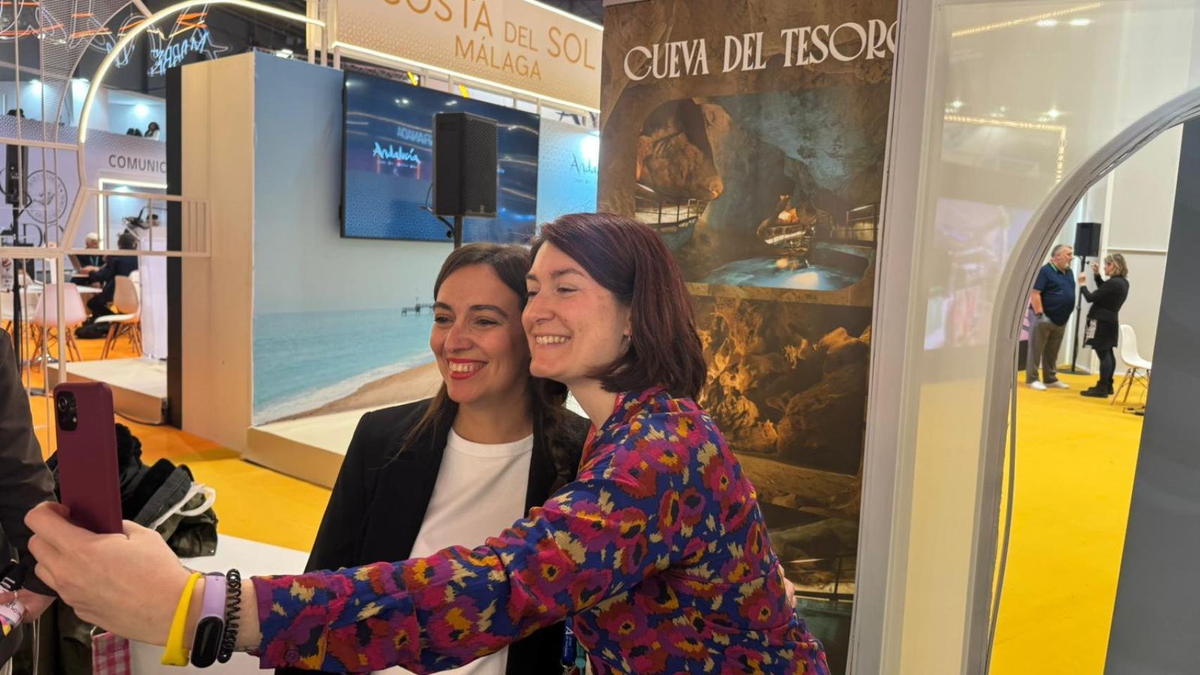 Bloguera Viajera junto a asistentes al stand de Rincón.