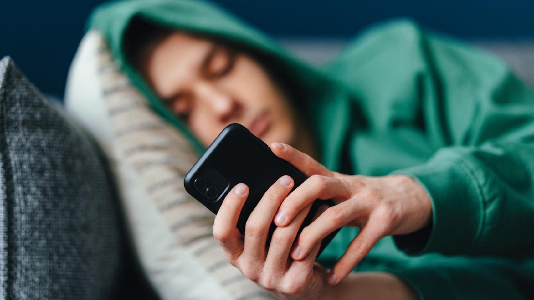 Imagen de un adolescente con redes sociales.