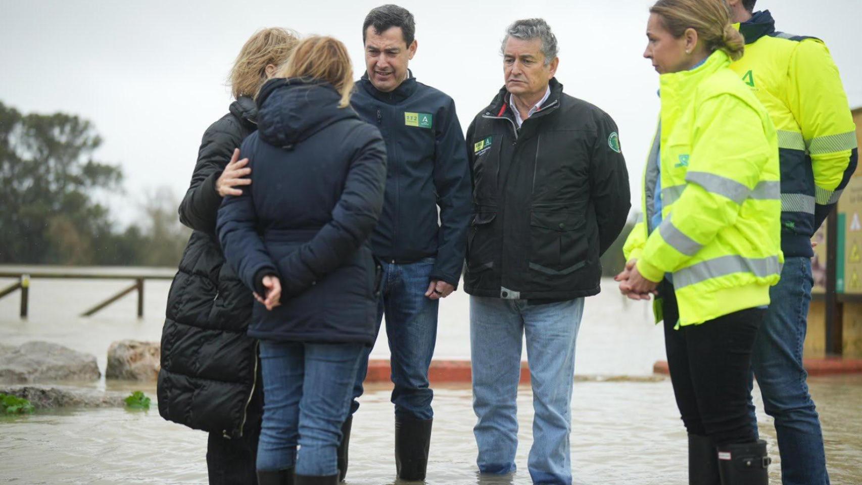 El consejero de Sanidad, Presidencia y Emergencias de la Junta de Andalucía, Antonio Sanz, junto al presidente, Juanma Moreno, en una zona inundada por la borrasca Leonardo en Jerez.