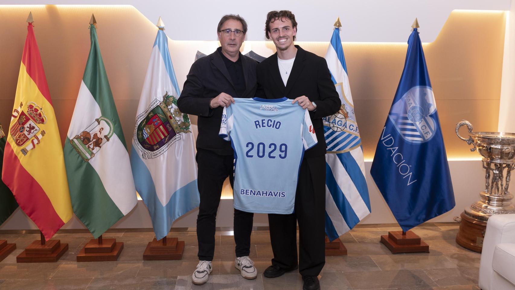 Ángel Recio, jugador del Málaga CF, junto a Loren Juarros.