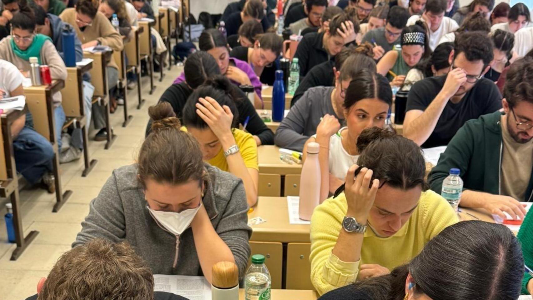Alumnos de la academia CTO en un simulacro de examen MIR.