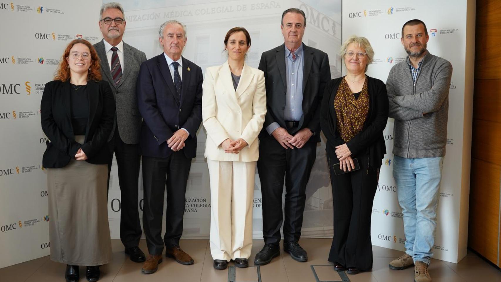 Los miembros del Ministerio de Sanidad y el Foro de la Profesión Médicos, antes de la reunión. Entre ellos, Mónica García.